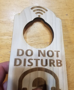 Colgadores de puerta de madera natural con la inscripción 'No molestar' - Product Image 4