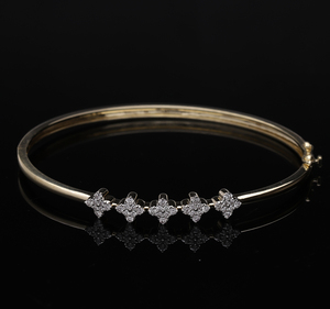 Elegante brazalete simétrico para mujer chapado en rodio de oro de 14 quilates, diamantes naturales, ajustes de racimo floral para todos los días - Product Image 1