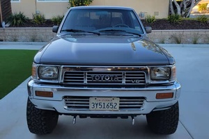 Vehículo de un Solo Dueño por 32 Años Toyota Hilux Pickup SR5 XtraCab 4x4 de 1989, Manual de 5 Velocidades, Motor V6, Tracción 4WD, Volante a la Izquierda, Asientos de Tela - Product Image 2