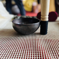 Cuenco Tibetano para cantar, cuenco curativo para terapia de sonido profundo y largo negro mate, cuenco de juego de Buda batido a mano hecho con artesanías especiales de Metal