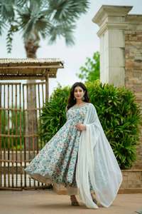 Robe de soirée moderne en velours d'inspiration Bollywood avec broderie complexe et embellissements en cristal - Product Image 6