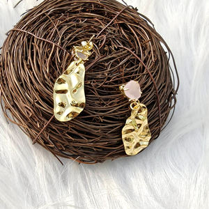 Boucles d'oreilles pendantes en chalcédoine rose sertie à griffes avec breloque en métal à texture irrégulière plaqué or 18 carats, bijoux de mode pour femmes - Product Image 4