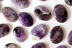 หินอะมีทิสต์แกะสลักรูปไข่คุณภาพพรีเมียม หินนำโชคตามหลักฮวงจุ้ย บรรเทาความเครียด ของขวัญคริสตัลเพื่อสุขภาพ - Product Image 3