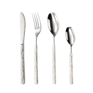 Ensemble de couverts finis argentés avec poignée de style brut Vaisselle moderne de qualité supérieure parfaite pour les repas, les banquets et le service à domicile - Product Image 1