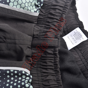 Pantalones de Nieve Impermeables Personalizados en Negro con Paneles de Camuflaje Digital en las Rodillas, Múltiples Bolsillos, Cintura Elástica y Acolchado Cálido para Invierno - Product Image 5