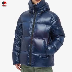 เสื้อแจ็คเก็ตพัฟเฟอร์ผู้ชายแบบกำหนดเองสำหรับฤดูหนาว มีฮู้ด คอตั้ง สไตล์ลำลอง ผ้าทอ ย้อมสีพื้น ออกแบบโลโก้ด้านหน้าได้ตามต้องการ - Product Image 1