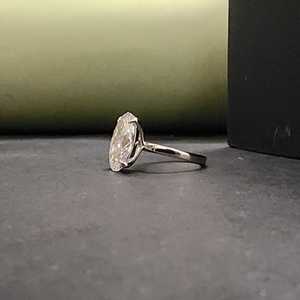 แหวนหมั้นเพชรโมอิสซาไนต์ทรงรี ดีไซน์ใหม่ทันสมัย สำหรับทุกเพศ  ชุบทอง 14K บนสแตนเลสสตีล - Product Image 5