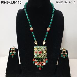 Collier Kundan en perles vertes artisanales avec pendentif carré coloré et boucles d'oreilles pour femmes bijoux de mariée et de fête - Product Image 2