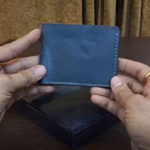 Portefeuille bifold en cuir bleu marine pour homme fait à la main, porte-cartes en cuir véritable fin, minimaliste, vintage, cousu à la main, cadeau bleu - Product Image 4
