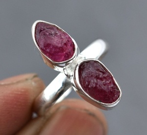 แหวนทับทิมทำด้วยมือแก้วอัญมณีสีชมพูแฟนซีหินสองชิ้นสีเงินดิบหินธรรมชาติรูปทรงแฟนซีเครื่องประดับที่ไม่ซ้ำกันโดย glit เธอ - Product Image 3