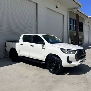 Toyota Hilux con Caja de Cambios Automática, Asientos de Cuero, Interior Oscuro, Neumáticos R15, Baca Metálica, Volante a la Derecha - Product Image 1