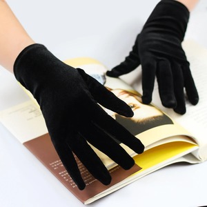 Gants courts noirs simples pour mariage, en velours douillet, pour les mains, les poignets et les doigts, pour les mariées et les demoiselles d'honneur - Product Image 1