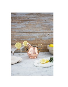 Carafe en cuivre de luxe, idéale pour les tables à manger élégantes, ajoutant une touche d'artisanat traditionnel et de charme. - Product Image 1