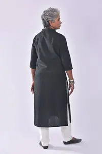 Kurta décontracté en noir de carbone Easy Pizy pour hommes |   Kurta ethnique de qualité supérieure pour un usage quotidien, vente en gros pour les détaillants et les distributeurs en Inde - Product Image 4