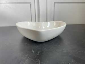 Cuenco de resina hecho a mano, ideal para servir, decorar o regalar, añadiendo un toque artístico único y elegancia a cualquier espacio. - Product Image 3