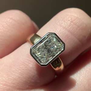 Anillo de Diamante Radiante Certificado por IGI de 3.00ct con Engaste de Bisel en Oro Amarillo y Blanco de Dos Tonos - Product Image 1