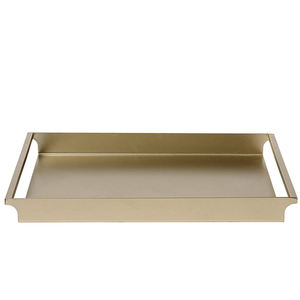 Plateau de service en métal doré avec poignée en forme de rectangle pour la maison et l'hôtel Plateaux de service pour aliments et boissons de table - Product Image 1
