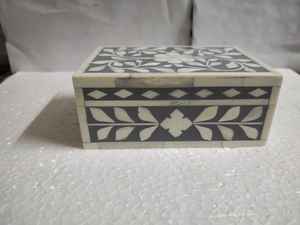 Esta exquisita caja de incrustaciones de hueso floral gris y blanco sirve como una impresionante decoración en sí misma - Product Image 4