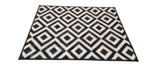Tapis en patchwork de cuir de vache naturel fait main, noir et blanc, pour intérieurs modernes - Product Image 3