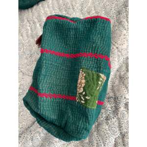 Pochette de maquillage vintage Kantha brodée de fleurs irlandaises, organiseur de cosmétiques, fermeture éclair, doublure imperméable durable, quatre compartiments - Product Image 2