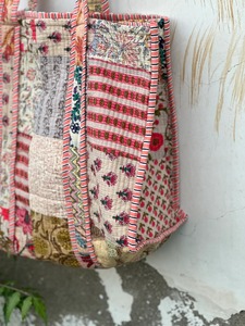 Bolsa de Mano de Algodón Acolchada con Diseño de Patchwork, Tamaño Grande/Pequeño para Compras y Uso Diario, Hecha en Rajastán - Product Image 3