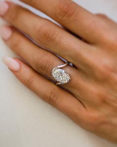 Anillo de compromiso de diamante de corte ovalado de 12x8mm | Anillo minimalista de plata de ley chapado en oro de 18 quilates | Novia para mujer - Product Image 1