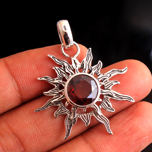 Pendentif soleil en argent grenat rouge bijoux en argent sterling 925 faits à la main bijoux unisexe breloque en argent bijoux fins - Product Image 2