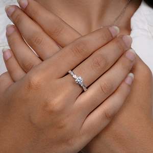Bague de fiançailles classique solitaire SHREYA DIAM pour femme en argent 925 avec diamant de laboratoire taille brillant et pierres latérales en moissanite couleur D - Product Image 1