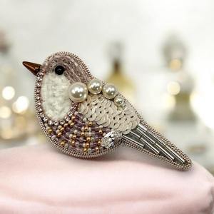 Broche de Flores Hecho a Mano con Cuentas de Vidrio y Tela de Algodón, Diseño Bordado a Mano, Accesorio de Moda de Verano - Product Image 2