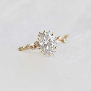 Bague de fiançailles en diamant de forme allongée ovale et ronde taille brillant personnalisée en grappe de Moissanite en or jaune massif pour femmes hommes bijoux - Product Image 2