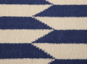 Tapis en laine tissé à la main écologique au design moderne et transitoire, beige, bleu, neutre, à rayures en chevron, géométrique, tissage plat, ensembles de tapis - Product Image 2