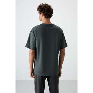 เสื้อยืดโอเวอร์ไซส์สีกากีสำหรับผู้ชายของแอร์ จอนส์พร้อมพื้นผิวเนื้อหนาและดีไซน์พิมพ์ลาย ผ้าคอตตอนผสมที่สวมใส่สบาย - Product Image 5