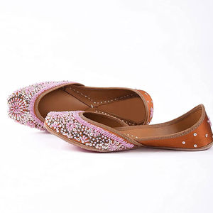 Vente en gros de chaussures Khussa pakistanaises Khussa pour femmes, plates et légères, pour l'intérieur, teintes roses. - Product Image 2