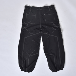 Pantalon de neige noir sur mesure RTS avec surpiqûres contrastées, poches cargo, tissu imperméable et revers élastiques pour les sports d'hiver - Product Image 2