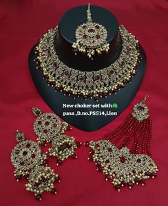 Ensemble collier ras du cou et boucles d'oreilles en perles plaquées or pour mariée, Maang Tikka, bijoux ethniques tendance faits à la main pour fiançailles et mariage - Product Image 2