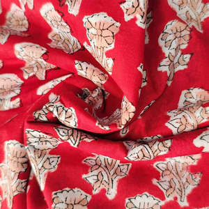Tissu en voile de coton imprimé à la main Sanganeri, écologique, motif floral rouge, pour ameublement - Product Image 2