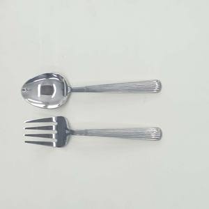 Nouveaux serveurs à salade décoratifs en métal plaqué or, poignée en céramique polie noire, incluant un ensemble de cuillères et fourchettes à salade - Product Image 5