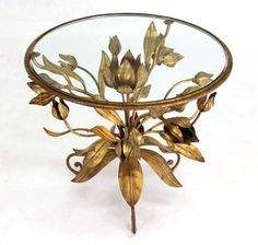 Table en aluminium floral au design haut de gamme avec surface en verre trempé, parfaite pour les salons luxueux ou les espaces de vie formels - Product Image 3