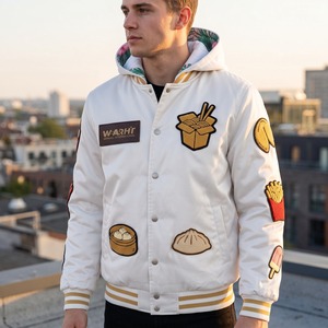 Blouson Bomber en Satin à Capuche pour Homme Blanc et Or avec Patch Chenille Sushi Roll, Doublure Sublimée, Logo Personnalisé OEM - Product Image 5