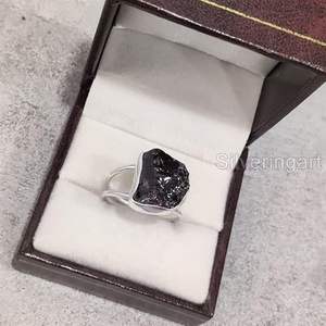 Anillo de Plata de Ley 925 con Granate Natural, Piedra Natalicia de Enero, Doble Banda, Regalo de San Valentín, Joyería Hecha a Mano - Product Image 5