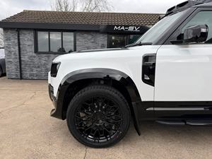 NUEVO MODELO 2023 LAND ROVER DEFENDER D250 HSE, MOTOR <4L, 4X4, VOLANTE A LA IZQUIERDA, INTERIOR OSCURO, TECHO SOLAR, 6 ASIENTOS, 5 PUERTAS - Product Image 4
