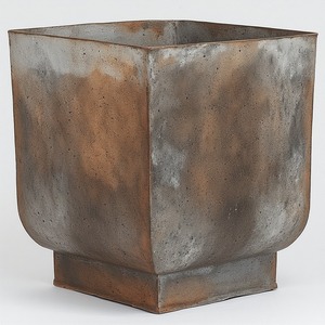 Maceta de hierro hecha a mano con estructura duradera y textura rica, ideal para esquinas de jardín y exhibiciones de vegetación interior sofisticadas - Product Image 1