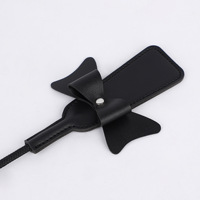 Accessoires SM sexy : fouet long avec nœud papillon pour l'entraînement et le chatouillage des esclaves féminines, produits SM pour adultes