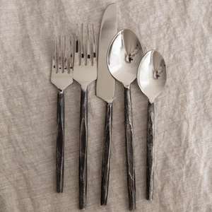 Ensemble de 5 couverts en acier inoxydable modernes fabriqués à la main avec poignées noires martelées Style américain écologique en argenterie - Product Image 1