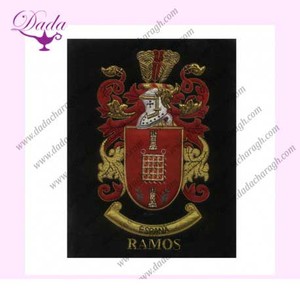 Écussons familiaux brodés à la main avec cadre en dentelle et matériaux en mylar - Product Image 3