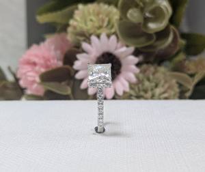 Bague de fiançailles en or blanc 14 carats massif, sertie d'un halo caché pavé de diamants de laboratoire taille princesse de 2 carats, cadeau de la Saint-Valentin - Product Image 4