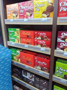 Estándar internacional Suministro del fabricante de Vietnam CakePie Caja de pastel suave Pastel de chocolate 12 paquetes para adultos y niños - Product Image 2