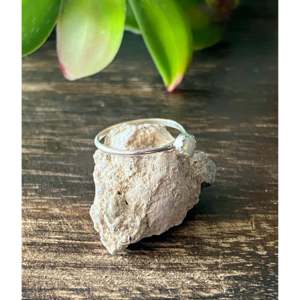 Anillo de Plata de Ley Hecho a Mano por los Navajo, Obra de Arte Cultural Coleccionable con Ópalo Blanco, Talla 4.75 - Product Image 3
