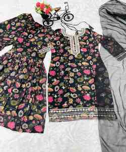 Top en rayonne florale Palazzo Dupatta Ensemble: Top en rayonne florale ensembles palazzo dupatta avec imprimés vibrants et designs chics - Product Image 2