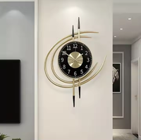 Horloge murale en métal avec détails élégants, élégante et fonctionnelle, parfaite pour les espaces de vie de luxe disponibles par Azora Industries